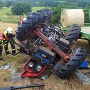 Na poli se převrátil traktor, řidič nepřežil