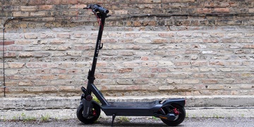 Jezdec srazil ženu na chodníku, utekl a na místě nechal kradenou elektrokoloběžku