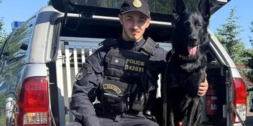 Pachatele ukrytého v keři za plotem pozemku vypátral policejní psovod