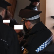 Soud nařídil odebrání dětí, musela zakročit i policie