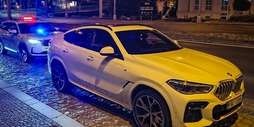 Jel na červenou, nadýchal a ve voze přitom vezl dvě malé děti