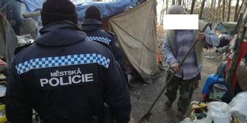 Místo pomoci zacvakla pouta