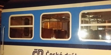 Neznámý pachatel ohrožoval jedoucí vlak kamením