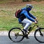 Toto je cyklista, který pobodal ženu u Boleváku