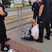 Po konfliktu v tramvaji skončil v poutech