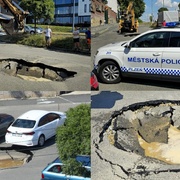 Propad vozovky před Plzeňským Prazdrojem ohrožoval zaparkovaná auta