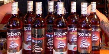 Vydával se za obchodníka s rumem a inkasoval zálohu