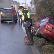 Po střetu skončil vůz v příkopu