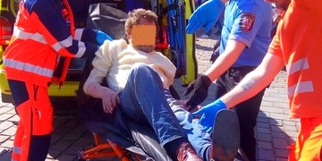 Jeden opilý skončil v nemocnici, druhý na policejní stanici