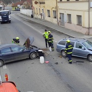 Při střetu vozů bylo zraněno dítě
