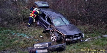 Řidič se s autem převrátil na nájezdu na dálnici