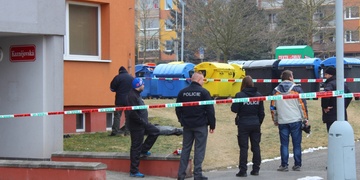 Mladý muž vypadl z dvanáctého patra