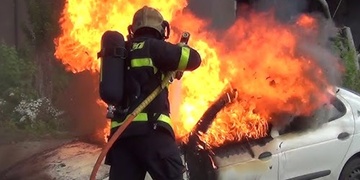 Jeden mrtvý, druhý utrpěl popáleniny na většině povrchu těla a další dva jsou vážně zraněni