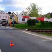 Neznámý řidič prorazil závory v Holýšově a ujel