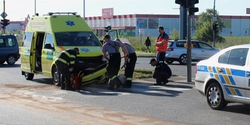 Záchranáři jedoucí pro ženu s akutními zdravotními problémy havarovali