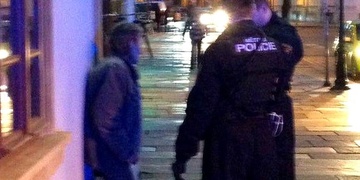 Bezdomovkyně se rozhodla ubytovat na WC kavárny