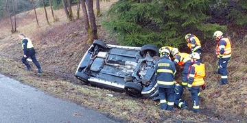 Hasiči vyprošťovali zaklíněnou řidičku