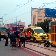 Žena vešla přímo před tramvaj, skončila s těžkým zraněním