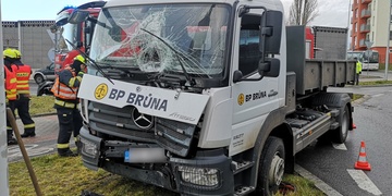 Během hodiny v Plzni za jízdy zkolabovali a poté havarovali dva řidiči