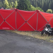 Velmi vážná nehoda motocyklu a osobního vozidla