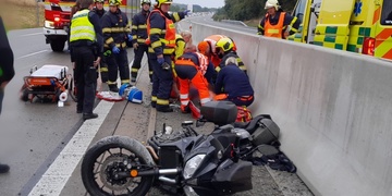 Nehoda motocyklu uzavřela dálnici D5
