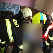 Šli mu pomoc, ale zfetovaný mladík napadal hasiče i záchranáře