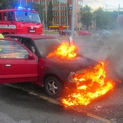 Ve Stříbře auto vykradli, v Tachově další zapálili