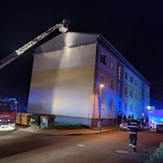 Noční požár bytového domu