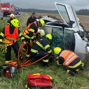 Auto se po vyjetí ze silnice několikrát převrátilo přes střechu