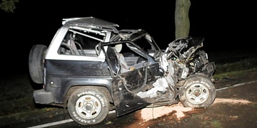Podnapilý senior zdemoloval auto o stromy