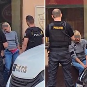 Silně opilá žena si lehla na chodník a začala se svlékat