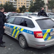 Pachatel vláčel ženu po schodech, ta zoufale křičela o pomoc, ala tašku s penězi nepustila