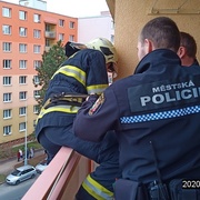 Dvouleté dítě si zavřelo maminku