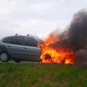 Auto za jízdy zachvátily plameny