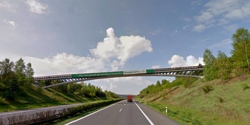 Pozor na D5, děti z mostu házely kamení na auta!