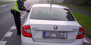 Spolujezdec prý potřeboval stihnout autobus a řidič teď přijde o řidičák