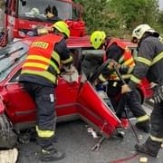 Zraněného řidiče museli z vozu vystříhat hasiči