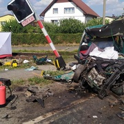 Předjel vozidla čekající před přejezdem, vjel přímo před vlak a způsobil tak smrt své spolujezdkyně