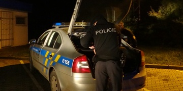 Opilec se neudržel na kapotě
