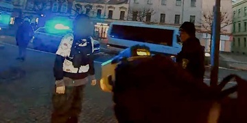 Mladík v obchodě kradl a jeho psychicky nemocná kamarádka se zatím venku oháněla nožem