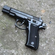 "Jsem tady král!" řval host a máchal kolem sebe pistolí