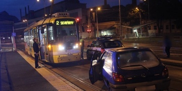 Auto v kolejišti zastavilo tramvajovou dopravu