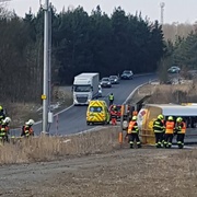 Převrácená cisterna s naftou uzavřela silnici