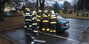 Hasiči vyjeli vyděšené mamince vysvobodit dítě