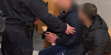 Recidivisté ve věku 18 a 24 let se "přeškolili" na vloupačky do aut