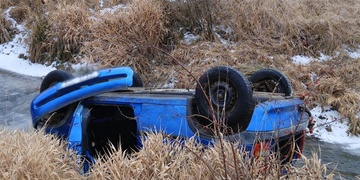 Řidič vletěl s vozem do potoka a z místa utekl