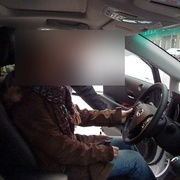 Řidič „gentleman“ pronásledoval řidičku: „Neumíš dát přednost ty krávo jedna?“