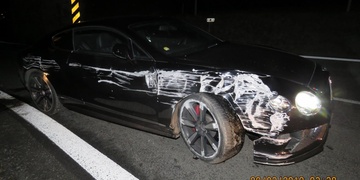 Mercedes nedal Bentley přednost