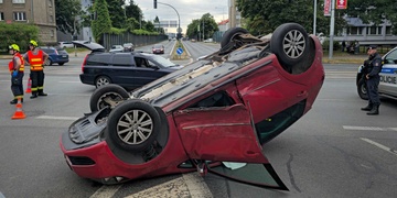 Auto po střetu skončilo na střeše