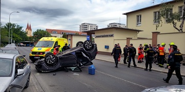 Děsivě vyhlížející nehoda před vjezdem do nemocnice na Borech